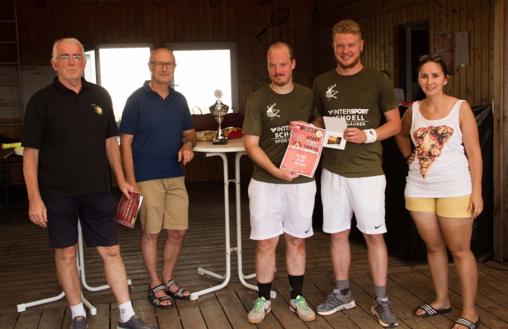 v.l.n.r. Vorstand Hermann Bäuerle, Bürgermeister Edwin Hahn, "Die Jäger" und Sportwartin Judith Wiedenhöfer